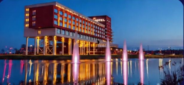 Van der Valk Hotel Zwolle met verlichte fonteinen in het water
